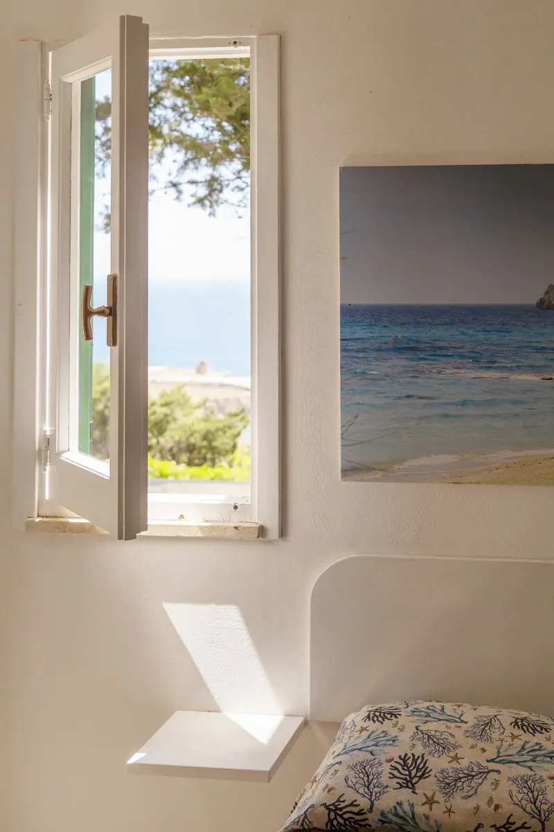 Finestra del bungalow con vista mare