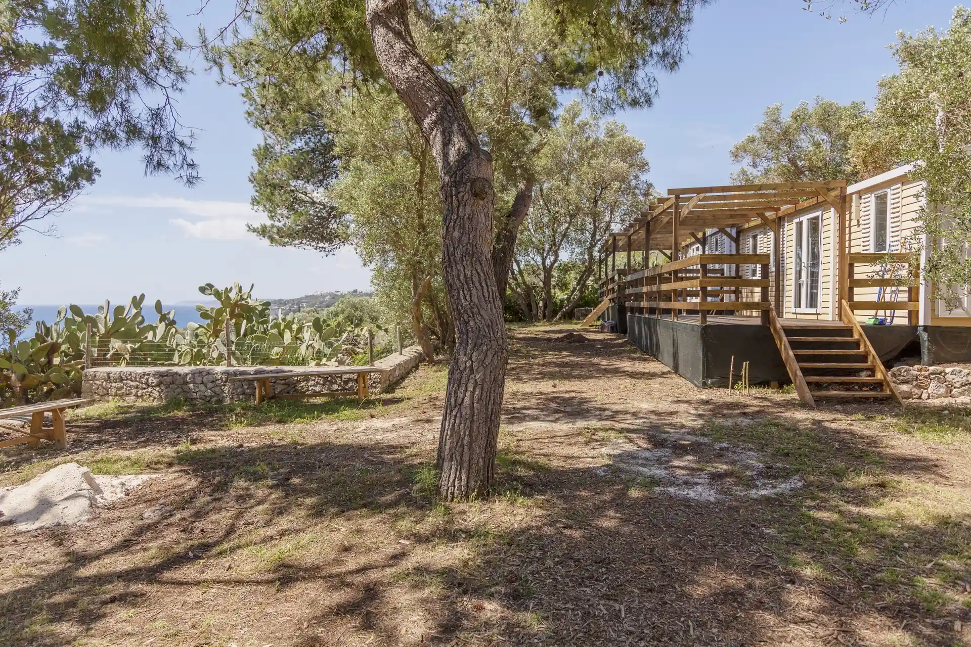Mobile home Maxi con la veranda in legno, tra gli ulivi e il mare