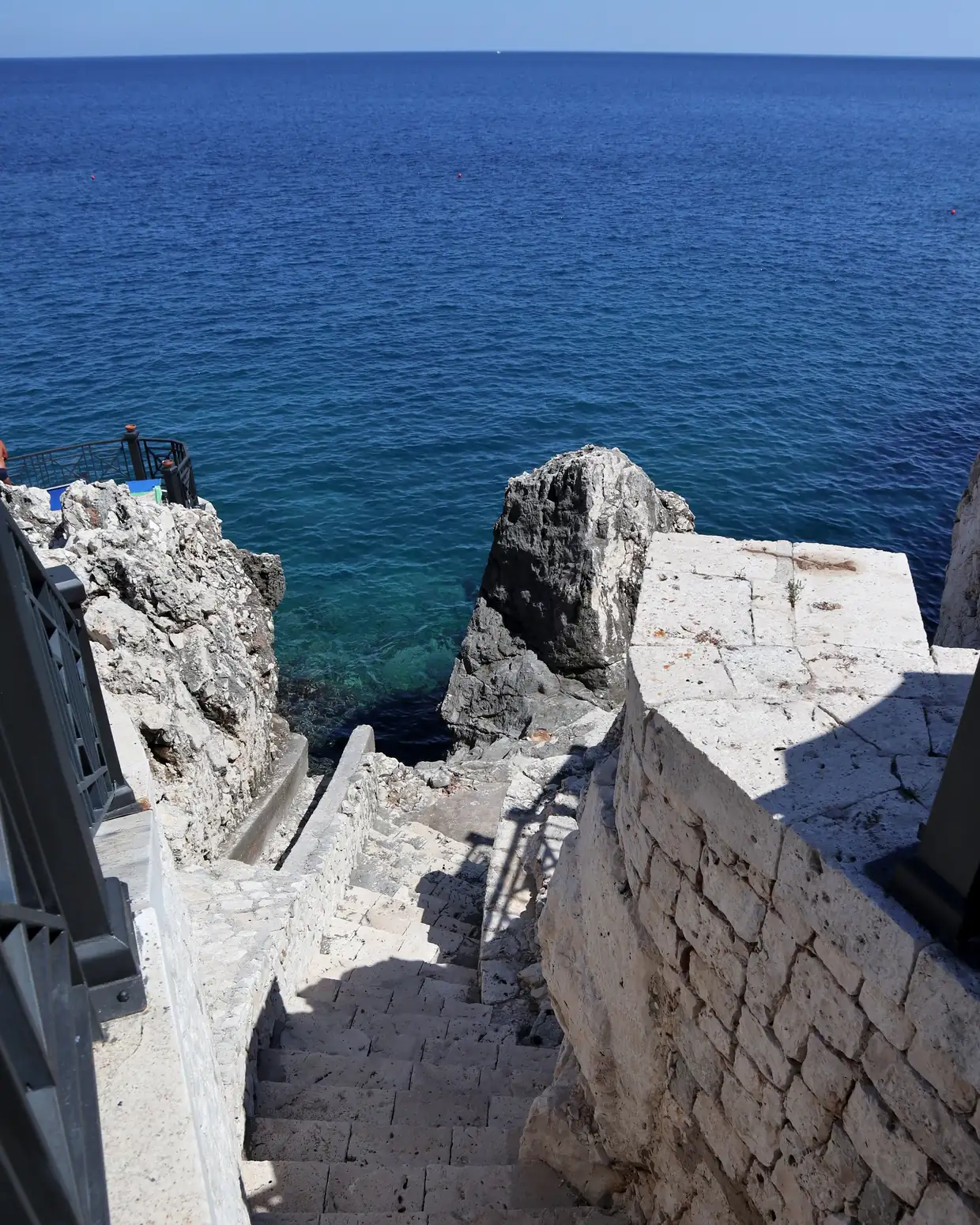La scalinata di pietra che scende al mare fra gli scogli di Santa Cesarea Terme