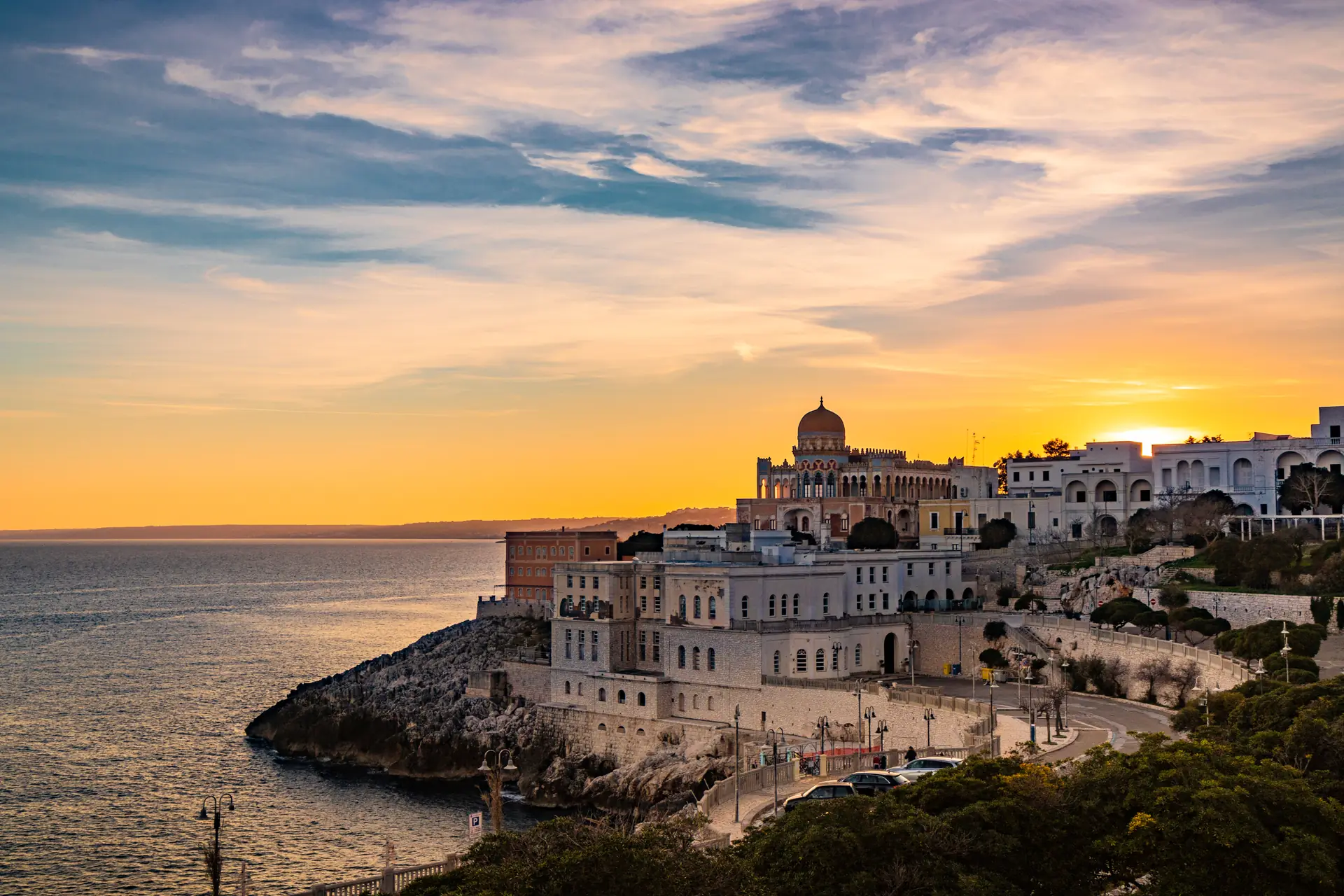 Il paese di Santa Cesarea Terme sulla scogliera, al tramonto