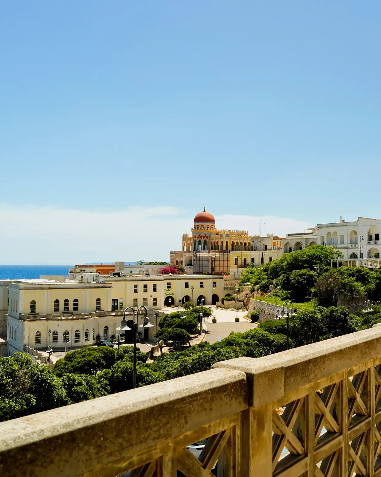 Il lungomare di Santa Cesarea Terme con la cupola di Villa Sticchi